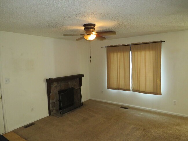 Building Photo - Cute, centrally located townhouse
