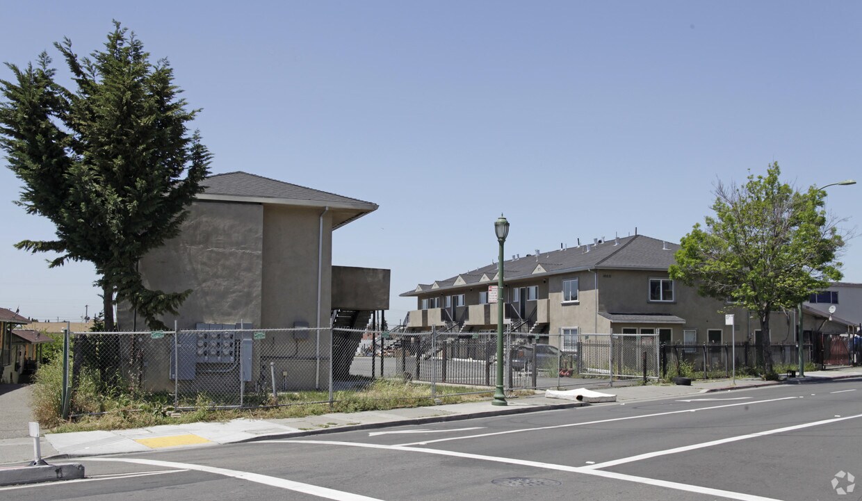 Foto principal - 10031-10059 MacArthur Blvd