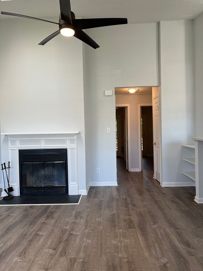 Building Photo - 233 B Lantana Ln