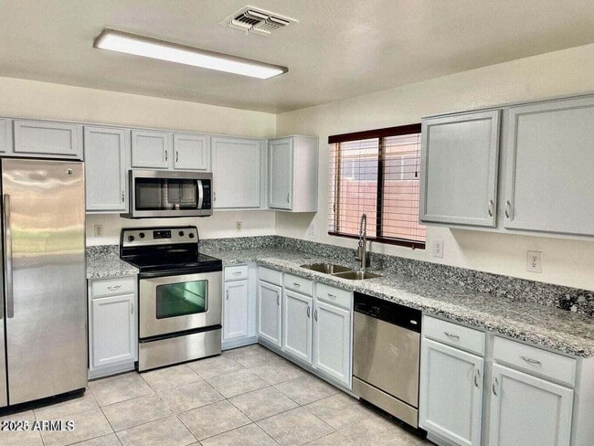 Foto del edificio - 15412 W Mescal St