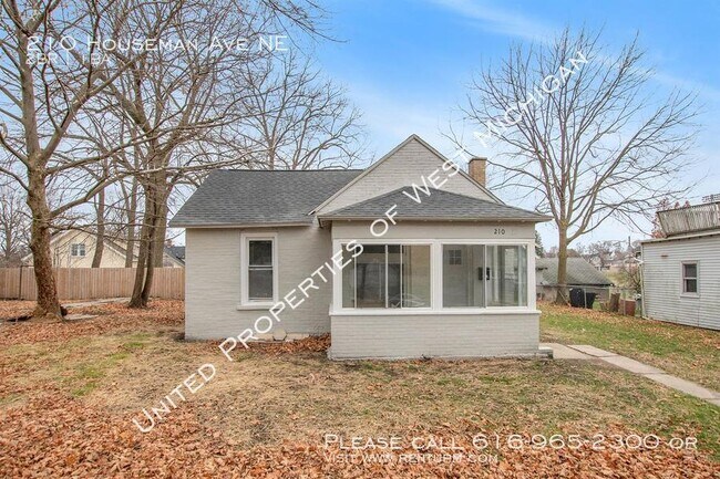 Building Photo - 210 Houseman Ave NE