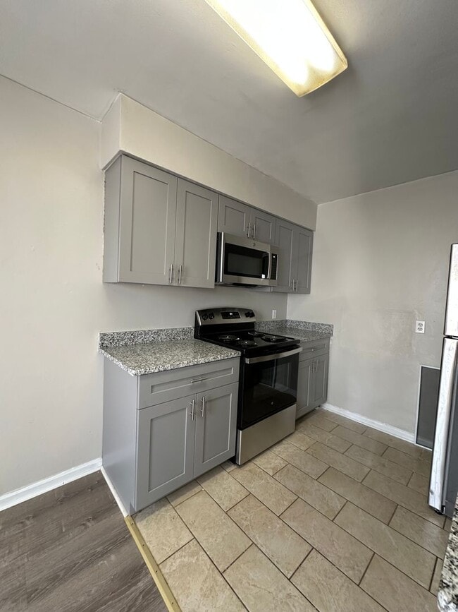 Building Photo - 724 W 35th St