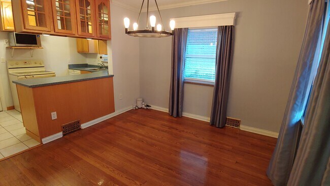 Building Photo - *Updated & Spacious 3BD/2BA Single-Family ...