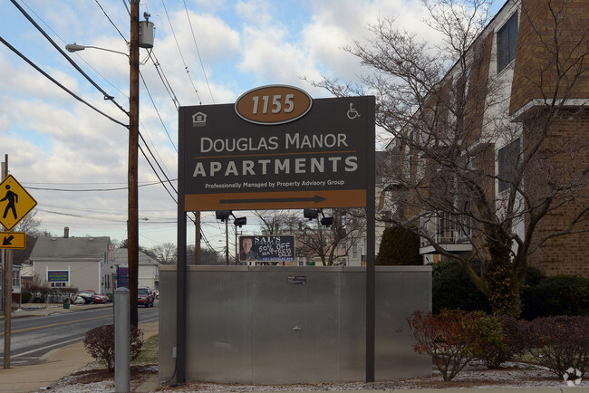 Building Photo - Douglas Manor Apartments