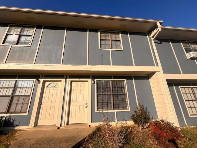 Building Photo - 1800 Labette Manor Dr