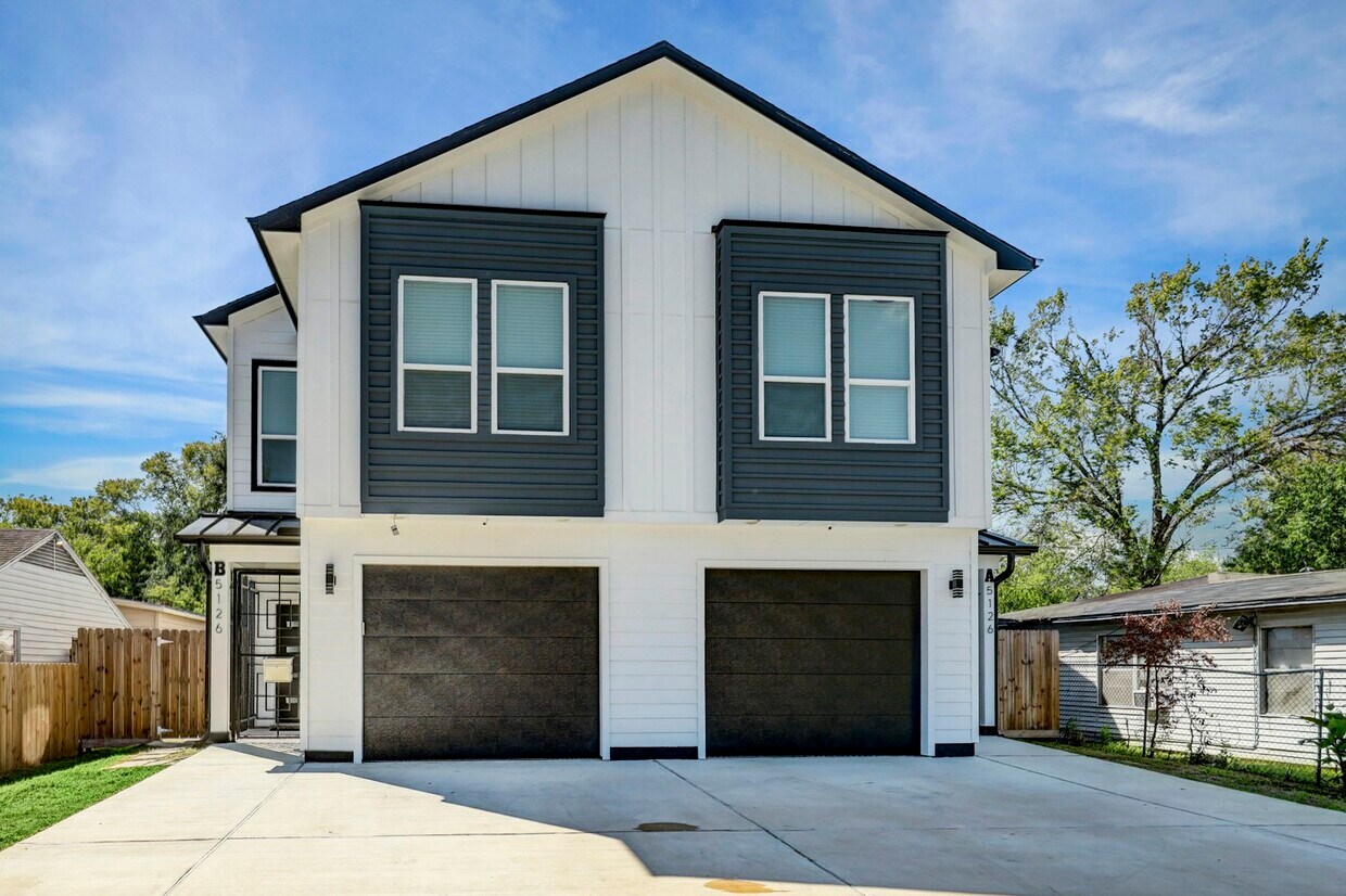 Photo - 5126 Lyndhurst Drive, Unit B