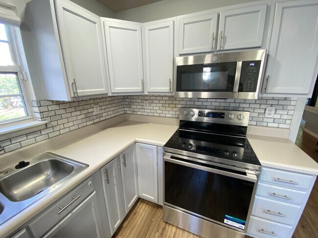 Building Photo - Three Bedroom Townhome In University Area