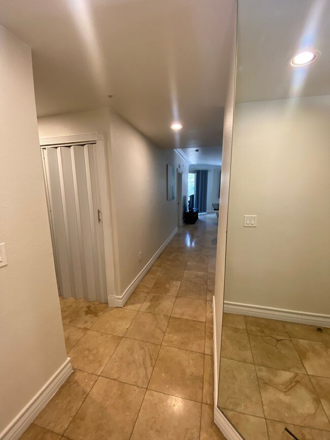 Building Photo - Lovely furnished 2 bedroom at The Meridian...