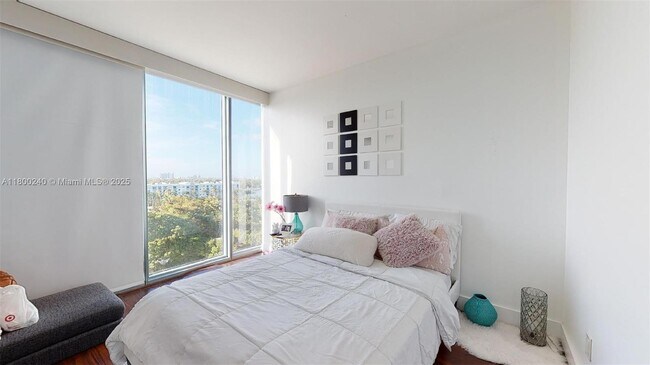 Foto del edificio - 601 NE 36th St