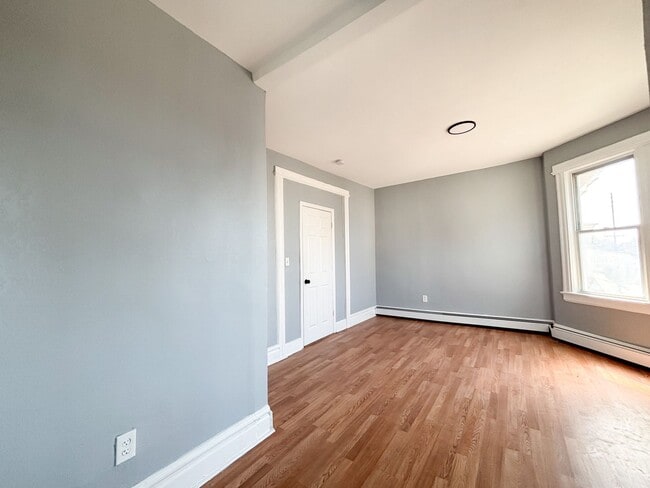 Building Photo - 648 Grove St