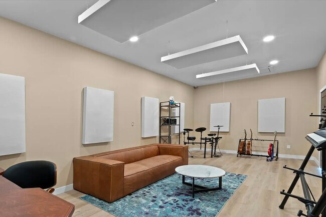 Estudio de grabación - 6669 De Longpre Ave