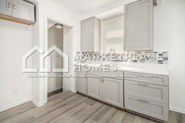 Foto del edificio - 16086 Carlisle Dr