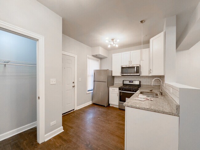 Foto del edificio - 303-3303 N Harding Ave