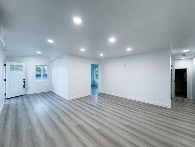 Building Photo - Freshly Renovated 3bd 2 ba in the heart of...