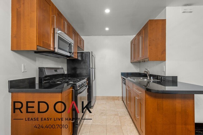 Foto del edificio - Incredible One Bedroom with Beautiful Hard...
