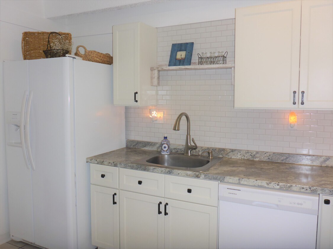 New Kitchen Cabintes and contertops - 800 W Belleview Ave