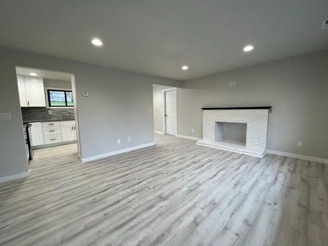 Building Photo - Fully Remodeled Gem in the heart of Des Mo...