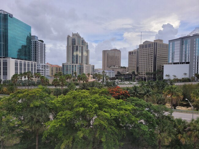 Vista desde la sala de estar y los dormitorios 1 y 2. - 9143 SW 77th Ave