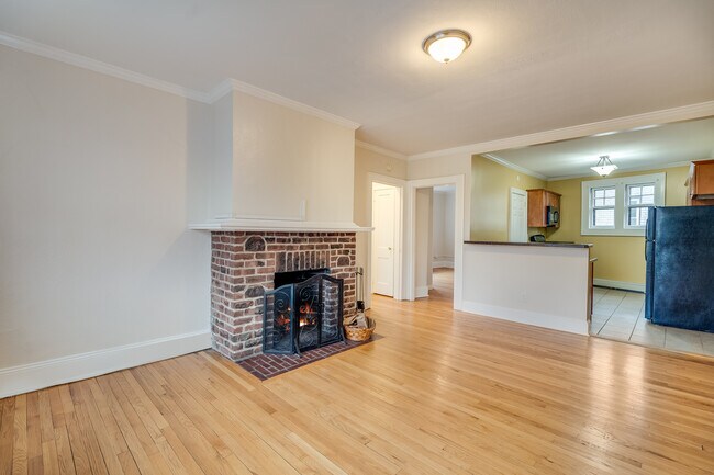 Chimenea en la sala de estar - The Clarendon Apartments of West Hartford!