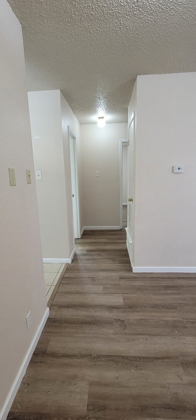 Building Photo - 728 N Main St