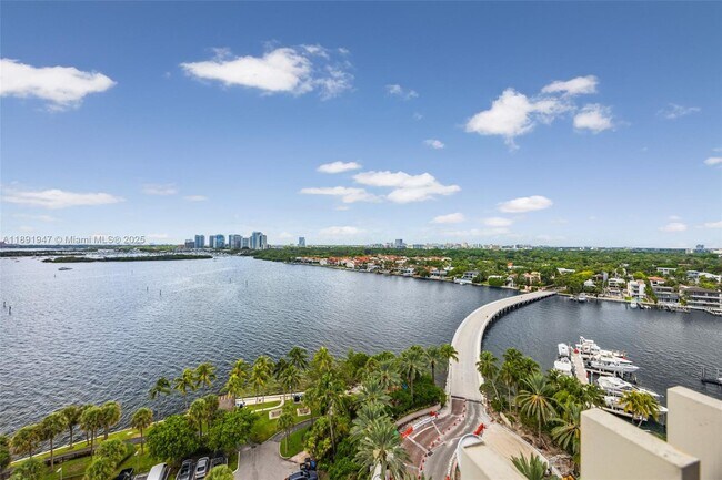 Foto del edificio - 1 Grove Isle Dr