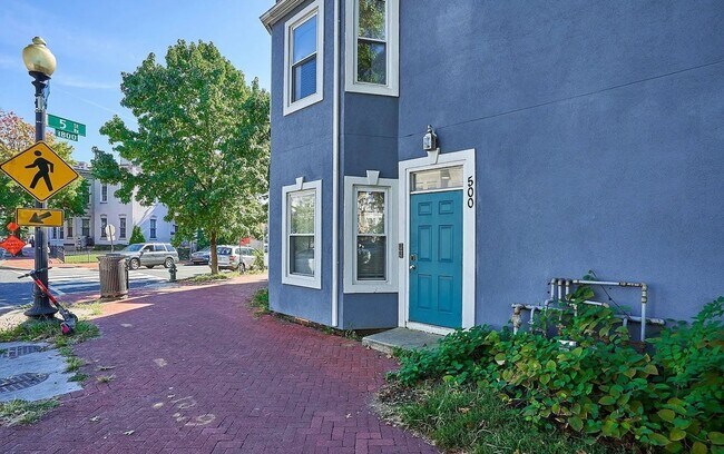 Foto del edificio - Lovely 2 BR/2 BA Apartment in Shaw!