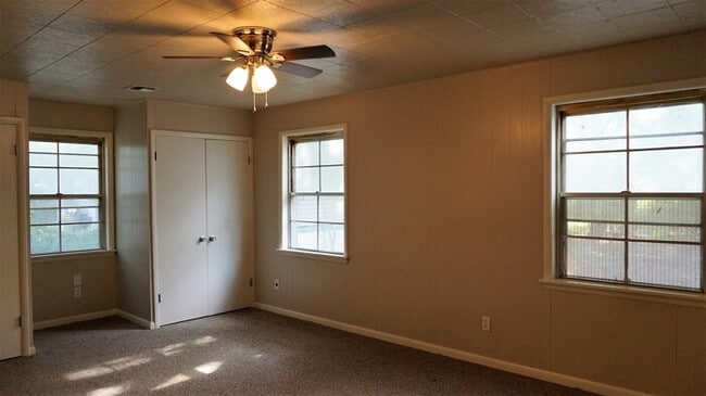 Foto del edificio - 4 BED 2 BATH 1 CAR GARAGE PLUS CARPORT IN STEVE PENNINGTON ADDITION