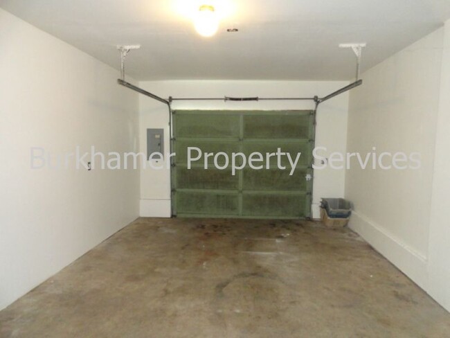 Building Photo - 308 W Oak St
