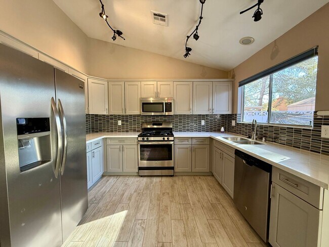 Building Photo - COMING SOON AVAIL 2/7/25- UPDATED 3BD/2BA ...