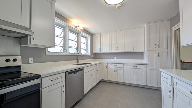 Building Photo - Salt Lake 3 bedroom 3 bath home with updat...