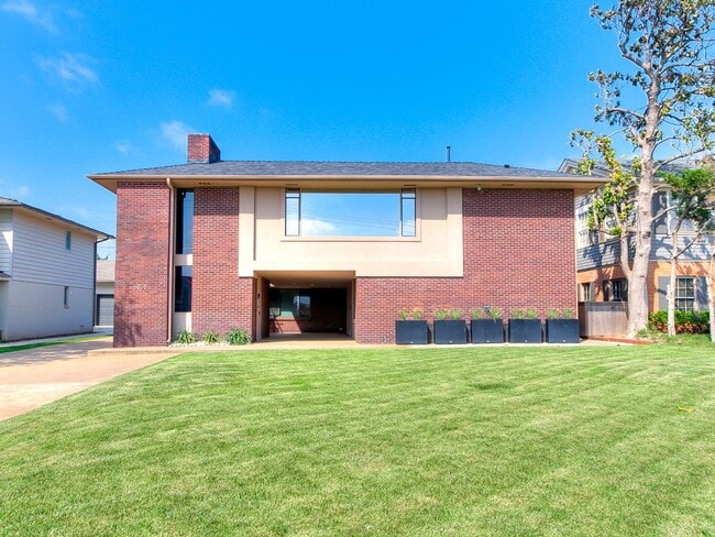 Building Photo - FIRST MONTH FREE!! Modern Living in Nichol...