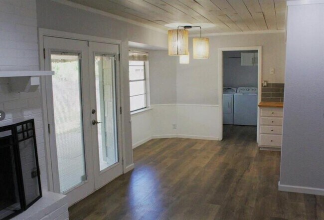 Building Photo - 1507 Pine Knoll Dr