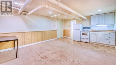 Building Photo - 1110 Simcoe St S
