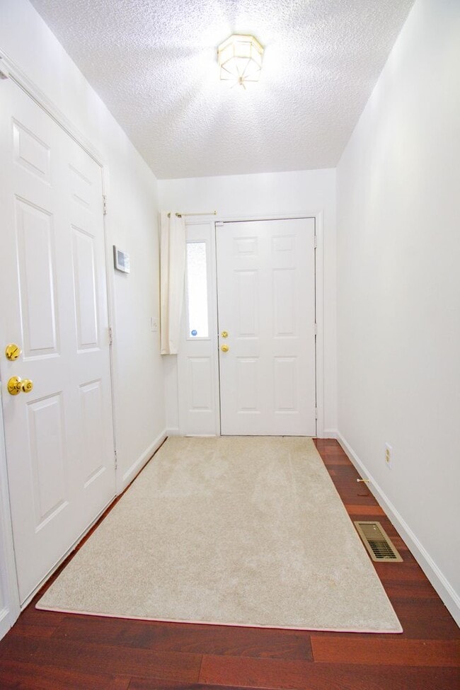 Building Photo - 20 N Hillside Dr