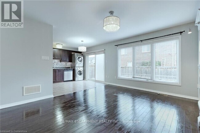 Building Photo - 1005 Farmstead Dr