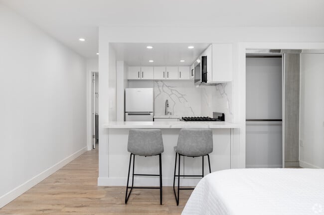 Building Photo - The Roscomare Apartments