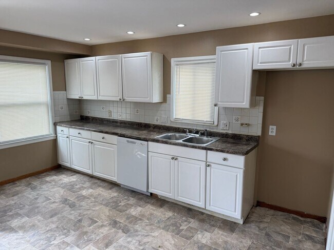 Foto del edificio - 3 Bedroom, 1 Bath Bungalow Style Home Move-In Ready!