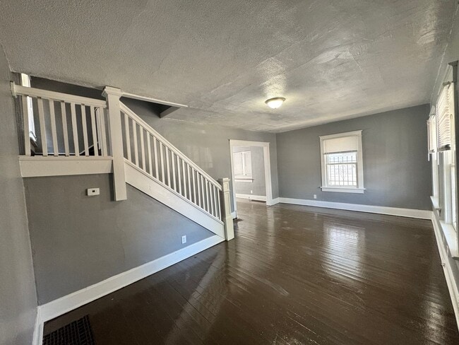 Building Photo - 3 Bedroom House