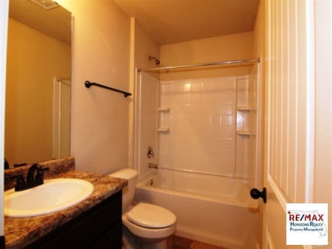 Building Photo - Fabulous move in ready home! Now offing half off 1st months rent!!