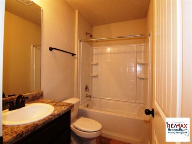 Foto del edificio - Fabulous move in ready home! Now offing half off 1st months rent!!