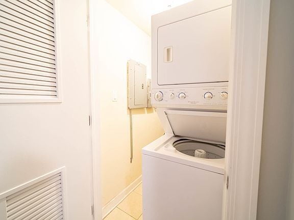 Foto del edificio - "Discover Urban Elegance: Spacious 2-Bed, ...
