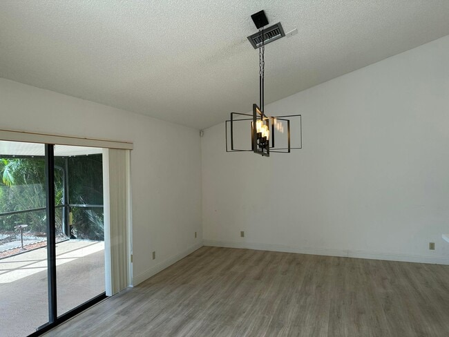 Foto del edificio - 9645 El Clair Ranch Rd