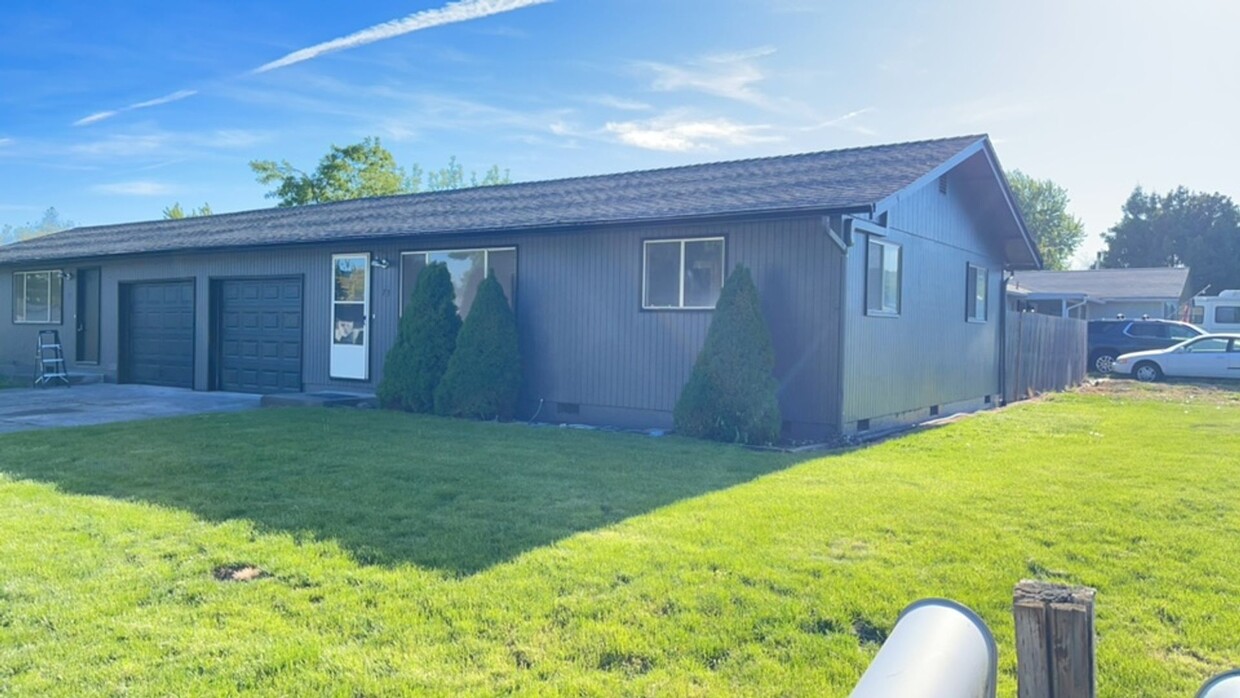 Primary Photo - Modern 2-Bedroom Duplex with New Kitchen &...