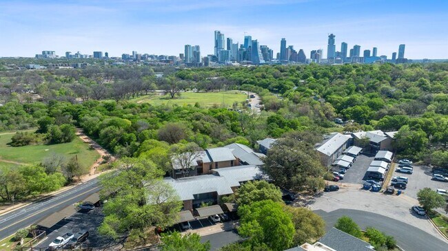 Foto del edificio - 1101 Hollow Creek Dr