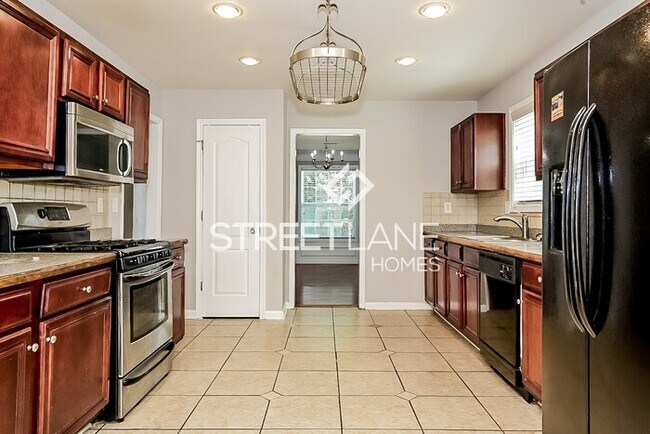 Building Photo - Charming 5 Bedroom in McDonough!