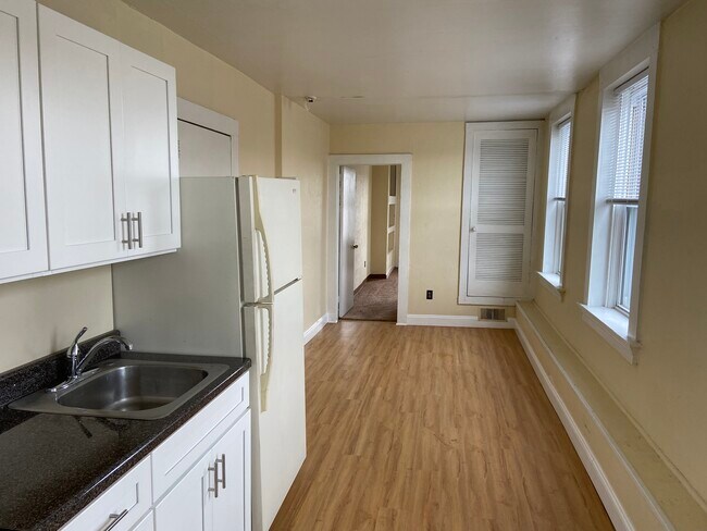 Cocina y sala de estar - 870 W Market St