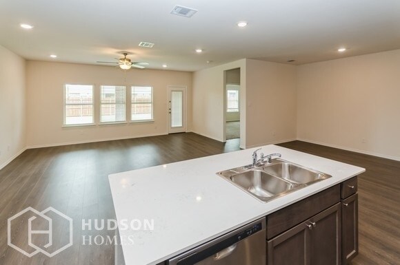 Foto del edificio - NEW CONSTRUCTION NOW AVAILABLE! 644 Excels...