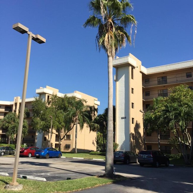 Foto del edificio - 4700 Lucerne Lakes Blvd W