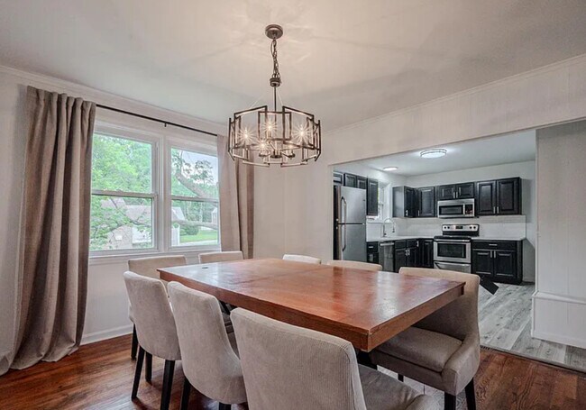 Comedor - 409 S Lynn Dr