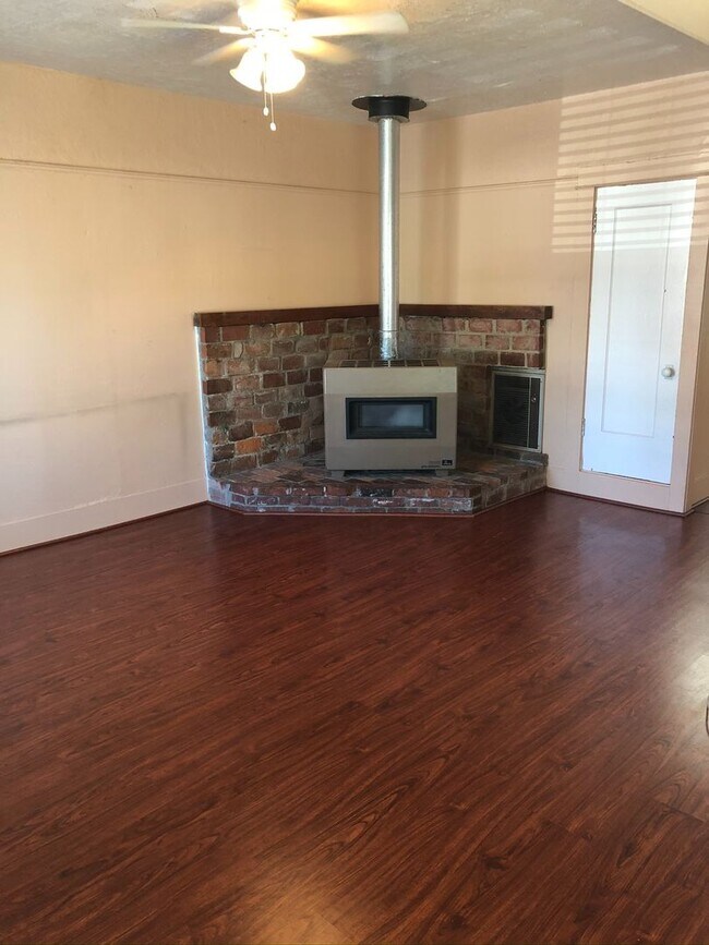 Foto del edificio - Quaint 2 bedroom duplex near downtown, utilities included!